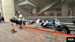 數十人提早兩至三個在西九龍裁判法院外排隊，通宵輪候民主派初選47人案的法庭旁聽席籌號。(美國之音照片)
