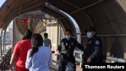 La gente entra a los Estados Unidos desde Ciudad Juárez, México, en El Paso. [Foto de archivo]