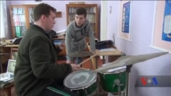 Історія молодого американського барабанника, який навчає дітей в українському селі. Відео