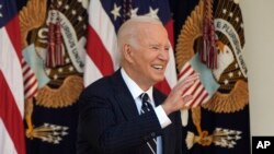 Presiden Joe Biden meninggalkan gedung setelah berpidato di Rose Garden, Gedung Putih di Washington, Kamis, 7 November 2024. (Mark Schiefelbein/AP)