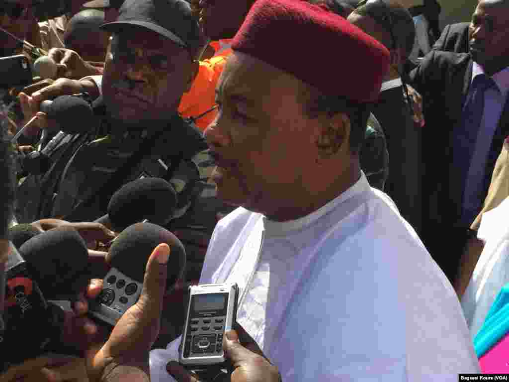 Le président Mahamadou Issoufou s&rsquo;adresse à la presse après avoir voté au bureau de vote numéro 1 à l'hôtel de ville de Niamey. Il invite les Nigériens à s&rsquo;unir derrière le futur président.