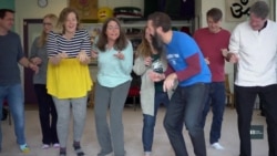 Черговий вид йоги для "стрес-магнітів" - СміхоЙога. Відео