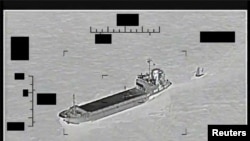 資料照片：美國海軍視頻顯示，伊朗革命衛隊艦艇“沙希德·巴扎爾”號在波斯灣拖著美國海軍“無人航海探索者”號。 (2022年8月30日)