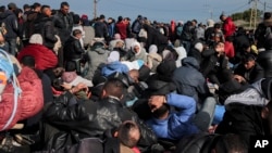 Palestinezët e zhvendosur mbledhin gjërat e tyre pranë një pike kontrolli në rrugën al Rashid, ndërsa presin të kthehen në shtëpitë e tyre në pjesën veriore të Rripit të Gazës. 26 janar 2025.