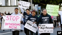 Para aktivis pro imigran melakukan unjuk rasa di Los Angeles untuk menentang deportasi oleh dinas imigrasi AS (foto: ilustrasi). 