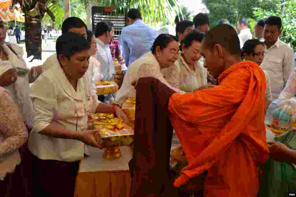 អ្នកស្រី​ភឿង សកុណា រដ្ឋមន្រ្តី​ក្រសួង​វប្បធម៌ និង​វិចិត្រសិល្បៈ ប្រគេន​ចង្ហាន់​ដល់​ព្រះសង្ឃ​នៅ​មន្ទីរស-២១ ក្នុង​រាជធានី​ភ្នំពេញ​ កាល​ពី​ថ្ងៃ​ព្រហស្បតិ៍ ទី​០៤ ខែ​តុលា ឆ្នាំ​២០១៨។ (ណឹម សុភ័ក្រ្តបញ្ញា/VOA)