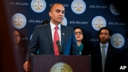 သမ္မတဒေါ်နယ်ထရန့်ကလက်မှတ်ရေးထိုးပြဌာန်းခဲ့တဲ့ မွေးဖွားသူ နိုင်ငံသားဖြစ်ခွင့် ပယ်ဖျက်တဲ့အမိန့်ကို တရားစွဲဆိုကန့်ကွက်မယ့်အကြောင်း သတင်းစာရှင်းလင်းပွဲလုပ်နေတဲ့ ဝါရှင်တန်ပြည်နယ် ရှေ့နေချုပ် Nick Brown (ဇန်နဝါရီ ၂၁၊ ၂၀၂၅)