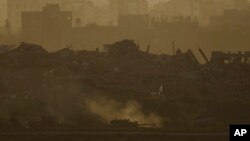Un tanque del ejército israelí avanza por la Franja de Gaza, visto desde el sur de Israel, el 5 de marzo de 2024. 