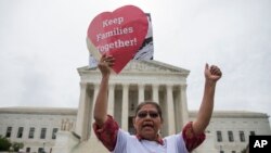 2016年6月23日，马里兰州移民在华盛顿最高法院外面示威。