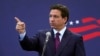 El candidato presidencial republicano, el gobernador de Florida, Ron DeSantis, hace gestos durante un evento de campaña, el 31 de julio de 2023, en Rochester, EEUU.