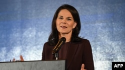 ដ្ឋមន្ត្រី​ការបរទេស​អាល្លឺម៉ង់​អ្នកស្រី Annalena Baerbock ថ្លែង​បន្ទាប់ពីកិច្ច​ប្រជុំ​ជាមួយ​រដ្ឋមន្ត្រីការបរទេស​ចិន​លោក Wang Yi ក្នុង​ទីក្រុងប៉េកាំង​កាលពីថ្ងៃទី​០២​ ធ្នូ ឆ្នាំ២០២៤។(Photo by Jade GAO / AFP)