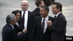 El presidente Barack Obama es recibido por el alcalde de San Francisco, Ed Lee, la Fiscal General de California, Kamala Harris y el vicegobernador de California, Gavin Newsom.