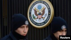 حضور نیروهای امنتی ترکیه مقابل سفارت آمریکا در حادثه تروریستی سال ۲۰۱۳