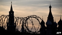 Kremlj 17. maja 2023. kroz bodljikavu žicu opštinskog tehničkog objekta u Moskvi.