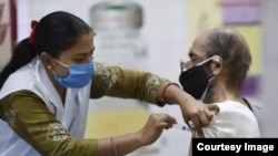 Seorang pria menerima vaksinasi COVID-19 di New Delhi, India (foto: dok). 