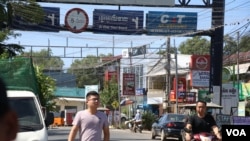 រូបឯកសារ៖ ផ្លូវ​មួយ​ក្នុង​ក្រុង​ព្រះសីហនុ នៅ​ជិត​ឆ្នេរ​អូ​ឈើទាល ដែល​ជា​កន្លែង​សំបូរ​ទៅ​ដោយ​ភ្ញៀវទេសចរ​អន្តរជាតិ​ស្នាក់នៅ។ (ស៊ុន ណារិន/VOA)