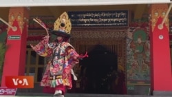 གདན་ས་བཀྲ་ཤིས་ལྷུན་པོས་དགུ་གཏོར་གར་འཆམ་གཟིགས་འབུལ། 