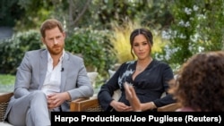 Meghan Markle (tengah) dan Pangeran Harry (kiri), saat diwawancarai Oprah Winfrey. (Harpo Productions/Joe Pugliese/Handout via REUTERS)