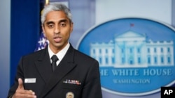 Dr. Vivek Murthy duke folur gjatë një konference në Shtëpinë e Bardhë (AP Photo/Susan Walsh)
