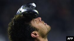 L'attaquant brésilien du Paris Saint-Germain Neymar célèbre après avoir marqué sur un penalty lors du match de quart de finale de Coupe de la Ligue entre Amiens (ASC) et le Paris Saint-Germain (PSG) au Stade Licorne à Amiens, dans le nord de la France, 10 jan