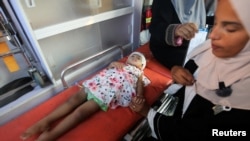 Mwanamke wa Kipalestina akishika mkono wa mtoto wakati wagonjwa wa saratani wakisubiri kuokolewa kutoka Ukanda wa Gaza, Aug. 15, 2024.