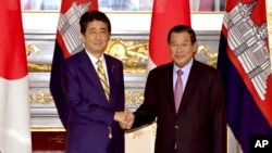 រូបឯកសារ៖ នាយក​រដ្ឋ​មន្ត្រី​កម្ពុជា​លោក ហ៊ុន សែន ជាមួយ​នាយករដ្ឋមន្ត្រី​ជប៉ុន​លោក Shinzo Abe នៅ​ក្នុង​ទីក្រុង​តូក្យូ កាលពី​ថ្ងៃទី៧ ខែសីហា ឆ្នាំ២០១៧។ (រូបថត AP)