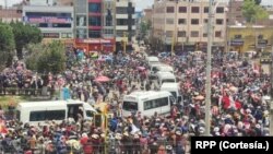 Pobladores de la localidad puneña de Ilave en Puno despiden a los manifestantes que viajan a Lima. [Foto: Cortesía RPP].