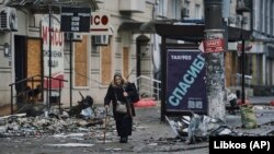 Jedna od rijetkih preostalih stanovnica hoda razrušenim ulicama Bahmuta, 17. decembra 2022.