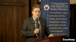 聖伊麗莎白醫院精神科主任安力克·斯瓦蒂（視頻截圖：The Institute of World Politics/YouTube)