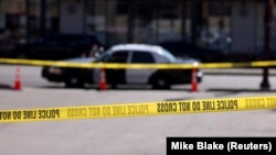 一輛警車停在加州蒙市槍擊案現場。（2023年1月22日）