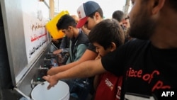 Државниот секретар Блинкен рече дека е „клучна“ помошта која почнува да тече во Газа, која е под опсада 10 дена