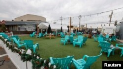 Ruang luar sementara untuk restoran dan bar di California Selatan terlihat kosong karena wabah COVID-19 di San Diego, AS, 7 Desember 2020. (Foto: REUTERS/Mike Blake )