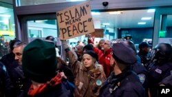 Doce refugiados iraquíes que arribaron en diferentes vuelos fueron detenidos por las autoridades migratorias en el Aeropuerto Internacional John Kennedy en Nueva York.