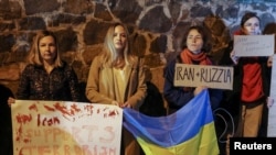 在俄羅斯進行了一次無人機空襲後，活動人士在伊朗駐基輔大使館外抗議。當地官員認為，俄軍使用了伊朗製造的無人機。(2022年10月17日)