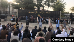 پرلت وال تور پورې کوي چې د روان کال د اګست پر 13م د هرنايي په خوست سيمه کې له شپې د ډزو په نتيجه کې درې تنه ټپيان شوي وو او د دې پېښې په ضد د سيمې خلکو د پاکستاني پوځ د ځايي کېمپ مخې ته د 14 اګست په ورځ احتجاج پېل کړی چې بيا ورباندې مخامخ دزې وشوې