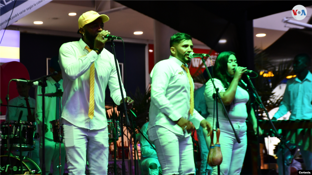 Karla, vocalista de la orquesta de salsa, cuenta que a sus 15 años cometió "un error" que la llevó a estar dos años en un centro de formación, donde decidió tomar un taller de música.