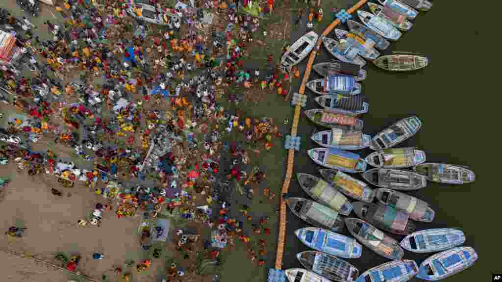 Hindu devotees gather to perform rituals to the Sun god during Chhath Puja festival at Sangam, the confluence of rivers the Ganges and the Yamuna in Prayagraj, in the northern state of Uttar Pradesh, India.