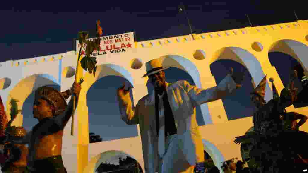 Supporters dance to celebrate the birthday of Brazil's former President Luiz Inacio Lula da Silva, who is running for president again, at Cinelândia square in Rio de Janeiro, Brazil, Oct. 27, 2022.