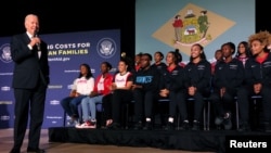 美國總統拜登在跟學生們交流。