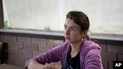 Viktoria Skliar diwawancarai oleh Associated Press di sebuah arena berkuda bernama "Magnat" di wilayah Kyiv, Ukraina, pada 8 Agustus 2022. (Foto: AP/Vasilisa Stepanenko)