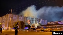 پس از سقوط طیارهٔ نظامی روسیه در یک اپارتمان مسکونی، آتش و دود از این ساختمان به هوا بلند شد