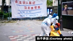 在法華人抗議習近平連任，“在法華人喜迎習主席登基”諷刺短劇上演（韓子非攝）