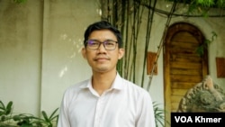 លោក យាង សុធារិន្ទ អតីតអ្នកសារព័ត៌មានរបស់វិទ្យុអាស៊ីសេរី ផ្តល់បទសម្ភាសន៍ដល់អ្នកសារព័ត៌មាននៅក្រៅរបងតុលាការកំពូល រាជធានីភ្នំពេញ កាលពីថ្ងៃទី២៦ ខែតុលា ឆ្នាំ២០២២។ (លាស់ លីបលីប/វីអូអេ)
