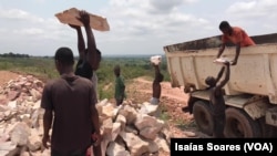 Garimpo de pedras em Malanje, Angola, 