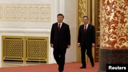 2022年10月23日，在中共二十届一中全会后，中共领导人习近平带领中共新一届政治局常委与中外媒体见面。李强排在习近平后面的第二位。