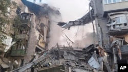 Олександр Старук, гувернер на регионот Запорожје, објави на Телеграм дека уште пет лица се заробени во урнатините по нападот