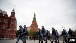 Walinzi wa Jeshi la Taifa la Russia (Rosgvardia) wakijipanga kulinda eneo la Uwanja wa Manezhnaya nje ya Kremlin, mjini Moscow Oct. 20, 2022.