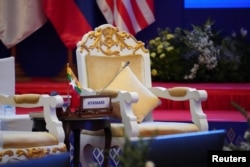 កៅអីតំណាងឲ្យគណៈប្រតិភូមីយ៉ាន់ម៉ា ក្នុងអំឡុងកិច្ចប្រជុំកំពូលអាស៊ាន នៅរាជធានីភ្នំពេញ ថ្ងៃទី ១០ ខែវិច្ឆិកា ឆ្នាំ ២០២២។