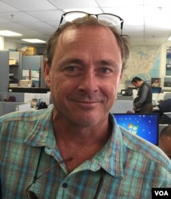 រូបឯកសារ៖ លោក Peter Maguire ជា​អ្នក​និពន្ធ និង​អ្នក​ជំនាញ​ខាង​ប្រវត្តិសាស្ត្រ​ខ្មែរ​ក្រហម ឋិត​នៅ​ការិយាល័យ​វីអូអេ​ខ្មែរ​នៅ​រដ្ឋ​ធានី​វ៉ាស៊ីនតោន កាល​ពី​ថ្ងៃទី៦ ខែ​សីហា ឆ្នាំ២០១៥។ (ម៉ែន គឹមសេង/VOA Khmer)