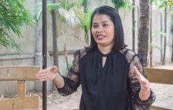 អ្នកនាង​ សន​ ស្រី​នុច​ ជា​អ្នកបកប្រែ​ភាសា​សញ្ញា​កម្ពុជា​ទៅដល់មនុស្ស​ថ្លង់។ អ្នកនាង​ ដែល​មាន​បទពិសោធន៍ជិត​១៥ ឆ្នាំ​ បាន​និយាយថា​ អាជីពនេះ​បាន​ធ្វើ​ឲ្យ​ខ្លួន​ «សប្បាយចិត្ត​ និង​មាន​មោទនភាព​»​ ចំពោះ​ការងាររបស់អ្នកនាង។ (ហ៊ាន សុជាតា/VOA)